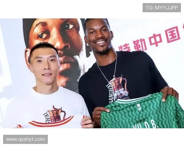 默特萨克与于大宝观战梅州U15对阵浙江U15并亲切互动鼓励小球员成长